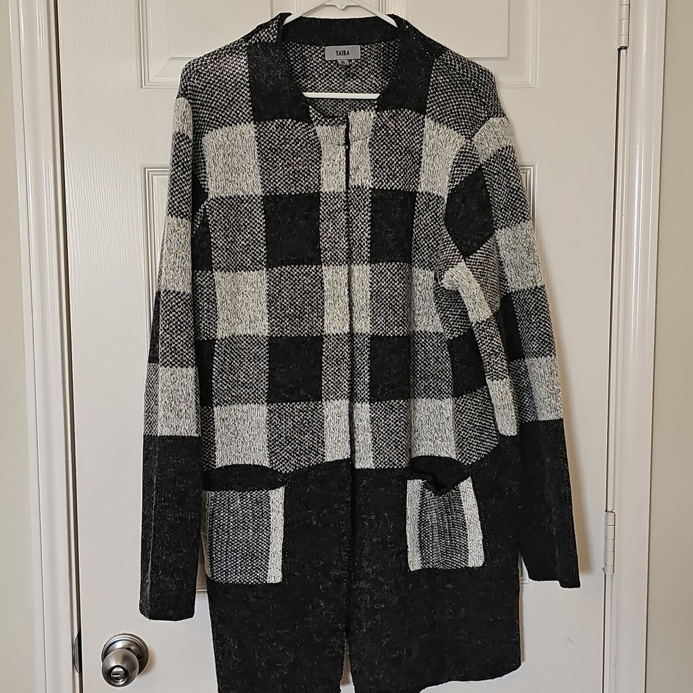 NWOT Yaira oversized grey/black/cream block cardigan w front clasp. XL
